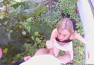 Симпатичная чешская девушка соглашается на перепих за деньги, но она не знает, что незнакомец всё снимает