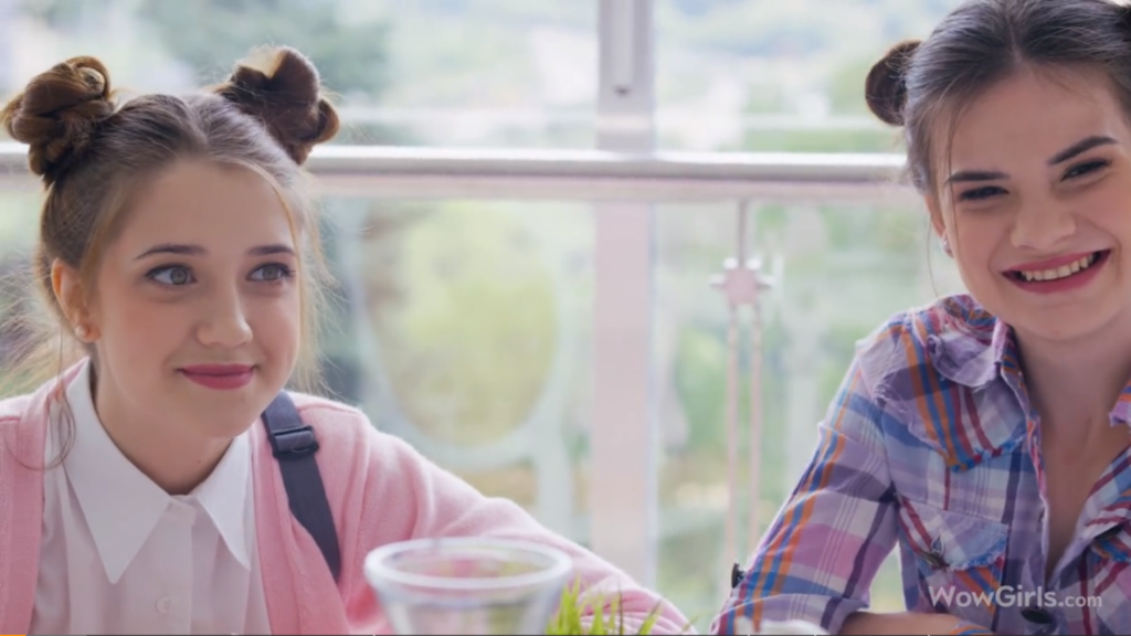 Две молодые официантки соблазняют красивого парнишку в кафе и устраивают с ним секс втроем .