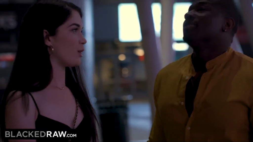 Evelyn Claire глубоко сосёт и трахается с негром на первом свидании.