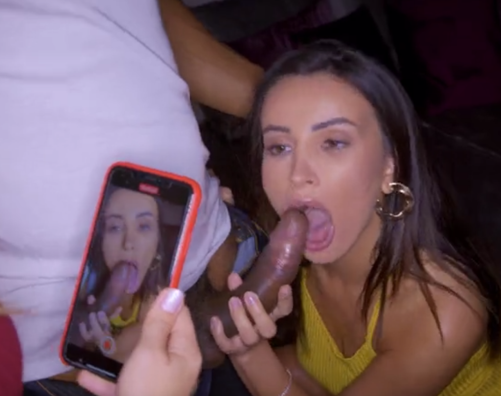 Две симпатичные подружки после клуба отправились к негру домой на секс втроем