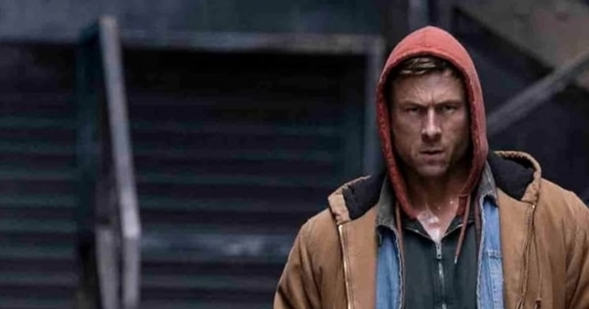 <meta name="description" content="Глен Пауэлл в роли Бена Ричардса на кадре из фильма «Бегущий челове"/>