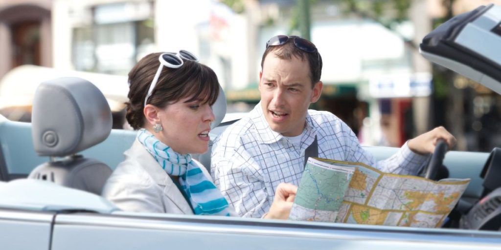 Девушка и мужщина в автомобиле